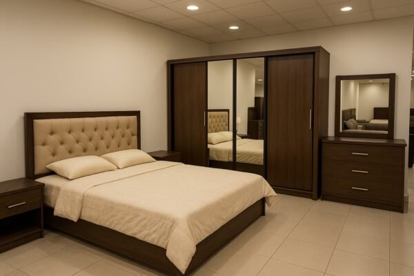 غرفة نوم أنيقة داخل محل أثاث مستعمل في الكويت