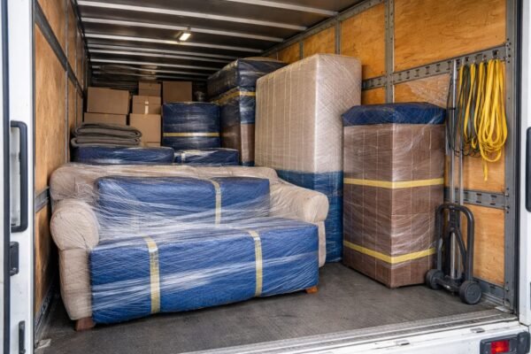 سيارة نقل مجهزة والأثاث مغلف داخلها بالكويت